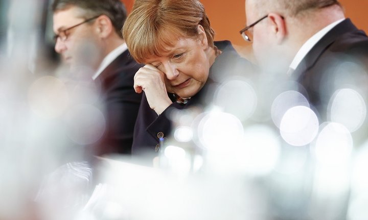 欧州としての解決策か、それとも近隣窮乏化か EUの命運は四面楚歌のメルケル独首相にかかっている 欧州としての解決策か、それとも近隣窮乏化か EUの命運は四面楚歌のメルケル独首相にかかっている