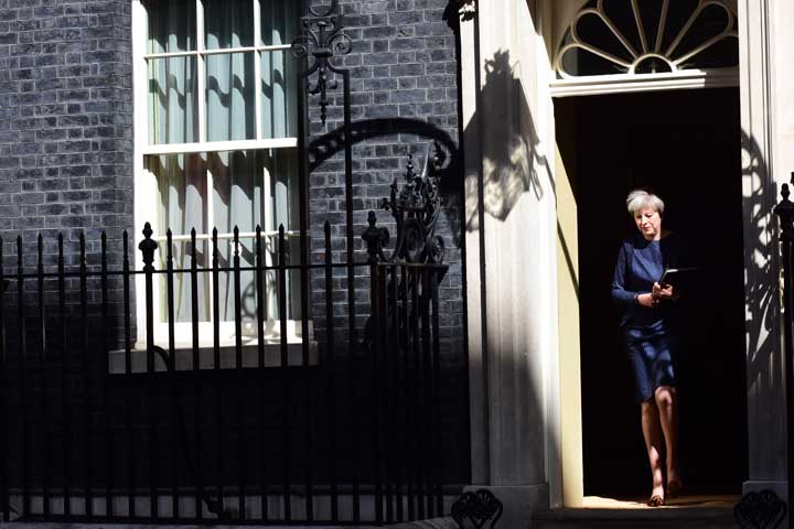 抜き打ち解散を宣言したメイ英首相の打算(付表:欧州詳細日程) 抜き打ち解散を宣言したメイ英首相の打算(付表:欧州詳細日程)