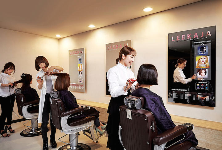 未来のヘアサロンを先取り 魔法の鏡 は有機elのミラーディスプレイ ニューズウィーク日本版 オフィシャルサイト 未来のヘアサロンを先取り 魔法の鏡 は有機elのミラーディスプレイ ニューズウィーク日本版 オフィシャルサイト