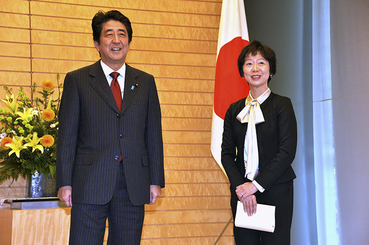 山田真貴子前内閣広報官と安倍前首相 山田真貴子前内閣広報官と安倍前首相