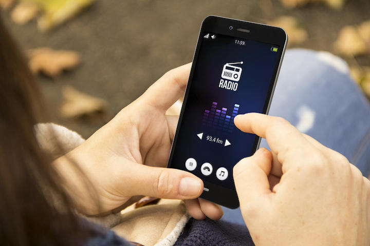 スマホでラジオを聴くイメージ スマホでラジオを聴くイメージ