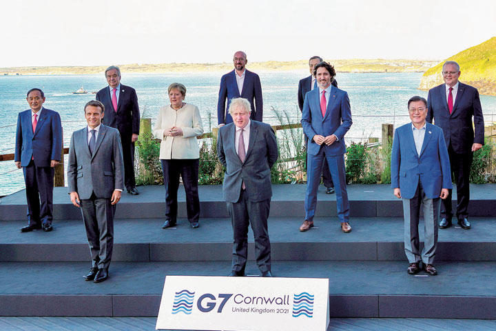 G7サミット、菅義偉首相と文在寅大統領 G7サミット、菅義偉首相と文在寅大統領