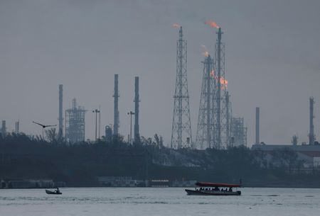 ペメックス未払いで「危機」、石油サービス業界が操業停止警告