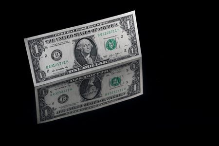 午後3時のドルは146円後半、米関税交渉期限など控え売買交錯