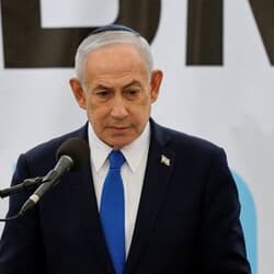 イスラエル軍、イランの人々に列車利用控えるよう呼び