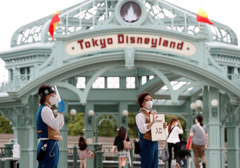 東京ディズニーランド シー 買い物袋を有料化 10月から円に ビジネス ニュース速報 ニューズウィーク日本版 オフィシャルサイト