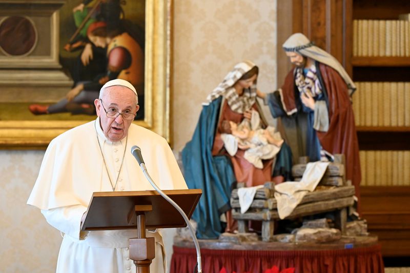 ローマ教皇が教会法改定、一部ミサ奉仕での女性の役割を明文化