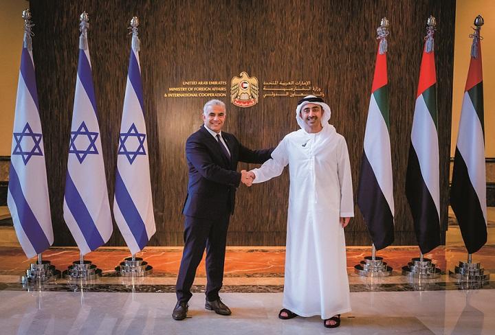 イスラエルのラピド外相(左)とUAEのアブダッラー外相 イスラエルのラピド外相(左)とUAEのアブダッラー外相