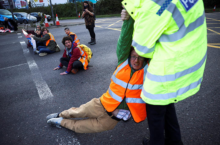 ロンドンの環状高速道路M25を封鎖して気候変動に抗議する活動家