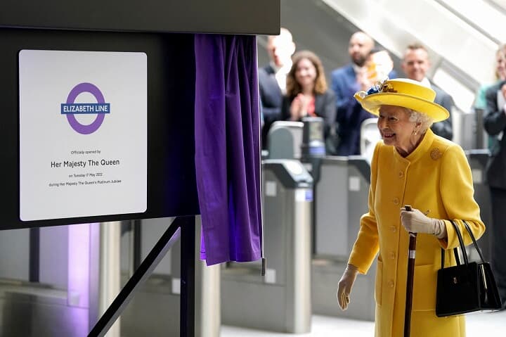 パディントン駅を訪問するエリザベス女王 パディントン駅を訪問するエリザベス女王