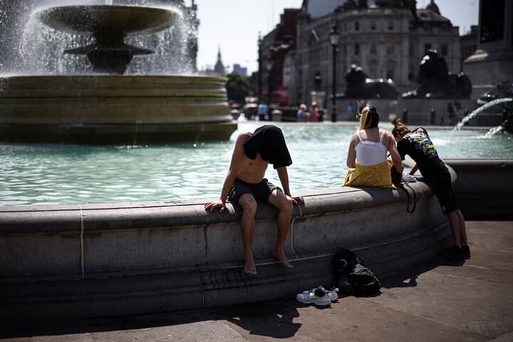 暑さに戸惑うイギリス人 暑さに戸惑うイギリス人