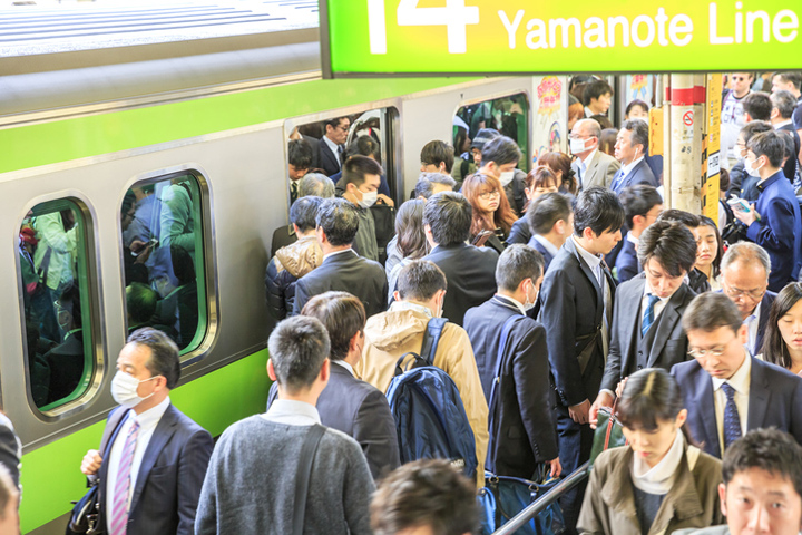 通勤電車や新幹線がやたらと混んでいるのはなぜ? 通勤電車や新幹線がやたらと混んでいるのはなぜ?