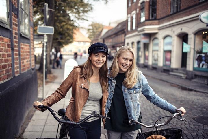 なぜ北欧の人々は、短時間労働でも裕福な暮らしができるのか? なぜ北欧の人々は、短時間労働でも裕福な暮らしができるのか?