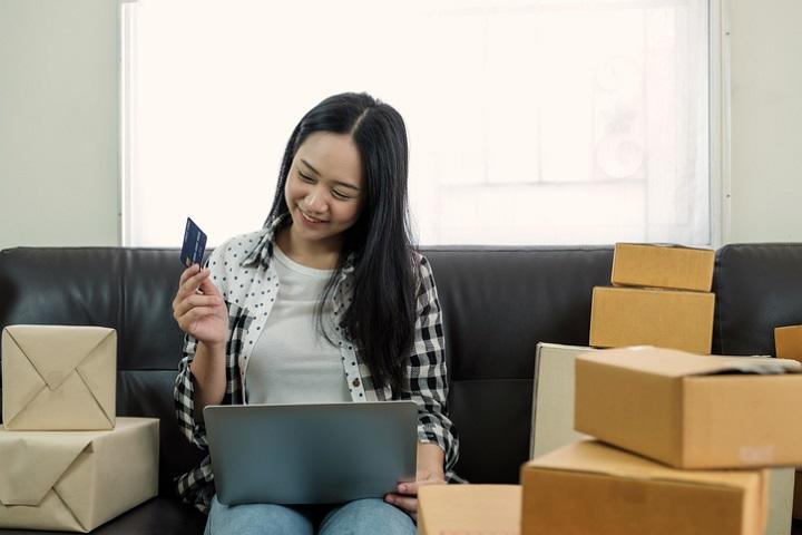オンラインショッピングをする女性(イメージ) オンラインショッピングをする女性(イメージ)