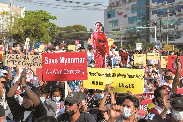 ミャンマー市民によるデモ ミャンマー市民によるデモ
