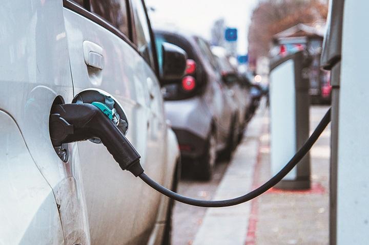 充電中の電気自動車 充電中の電気自動車