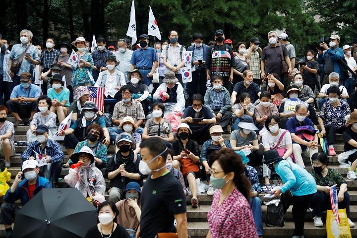 コロナ感染再拡大でさらに深刻化する世代間の葛藤 コロナ感染再拡大でさらに深刻化する世代間の葛藤