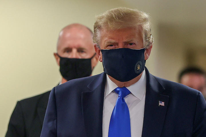 マスク姿で登場したトランプ米大統領とジョンソン英首相 笑うに笑えぬアングロサクソンの凋落 マスク姿で登場したトランプ米大統領とジョンソン英首相 笑うに笑えぬアングロサクソンの凋落