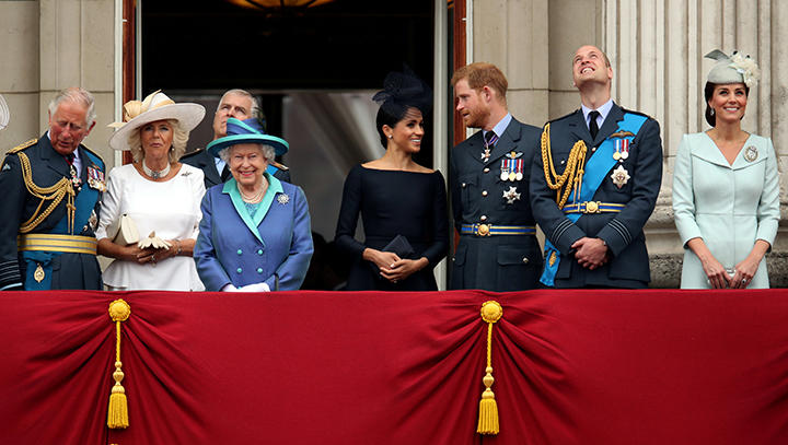 英王室のメンバー。左からチャールズ皇太子夫妻、エリザベス女王、メーガン妃、ヘンリー王子、ウィリアム王子、キャサリン妃(2018年7月) 英王室のメンバー。左からチャールズ皇太子夫妻、エリザベス女王、メーガン妃、ヘンリー王子、ウィリアム王子、キャサリン妃(2018年7月)
