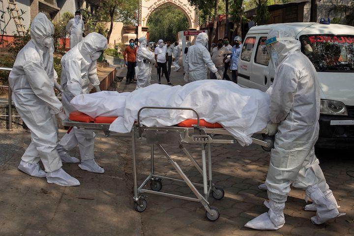 火葬場に運ばれるコロナ患者の遺体、ニューデリー 火葬場に運ばれるコロナ患者の遺体、ニューデリー