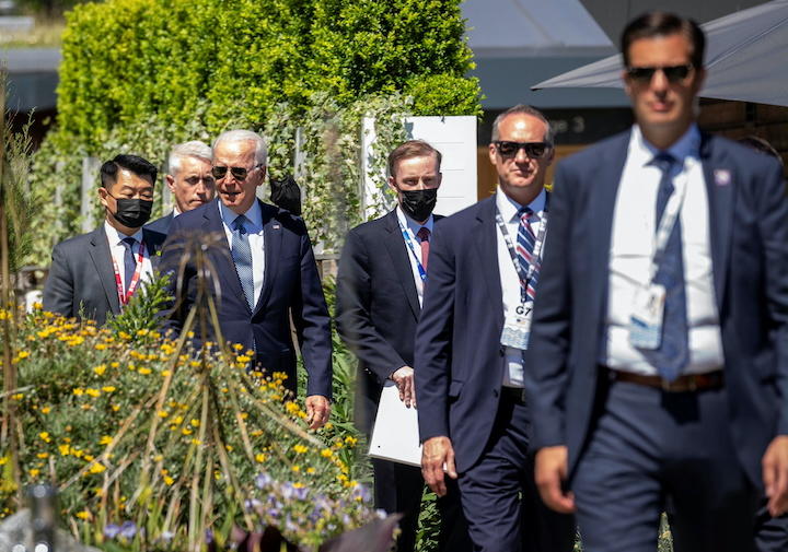G7でSPを引き連れて歩くバイデン米大統領 G7でSPを引き連れて歩くバイデン米大統領