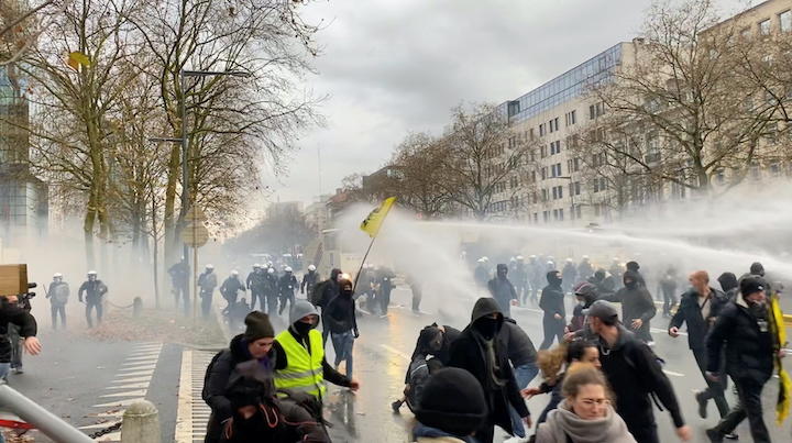 ブリュッセルの反ワクチンデモ ブリュッセルの反ワクチンデモ