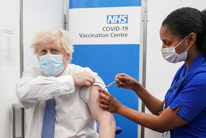 3度目のコロナワクチンを接種するボリス・ジョンソン英首相 3度目のコロナワクチンを接種するボリス・ジョンソン英首相