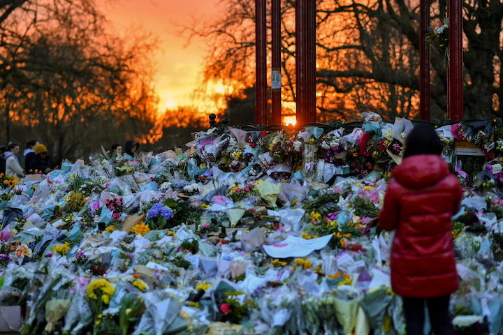 ロンドン 帰宅途中で殺されたサラ・エバラードを追悼 ロンドン 帰宅途中で殺されたサラ・エバラードを追悼