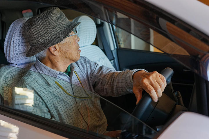 運転する高齢者 運転する高齢者