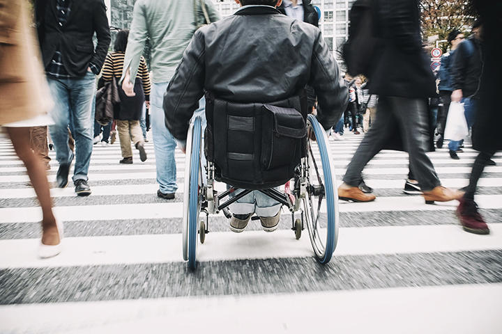 車いすの男性 車いすの男性
