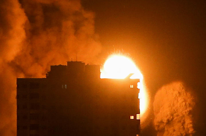 空爆で炎上するガザのビル 空爆で炎上するガザのビル