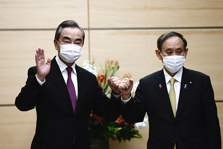菅義偉首相と中国の王毅外相 菅義偉首相と中国の王毅外相