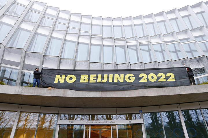 北京五輪反対の横断幕を掲げるチベット人活動家（IOC本部）