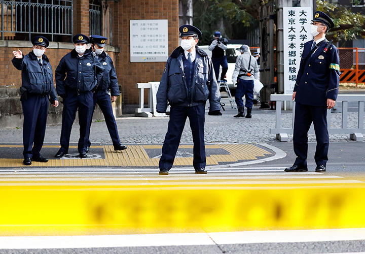本郷の東大前で発生した事件を受けて現場に駆け付けた警官 本郷の東大前で発生した事件を受けて現場に駆け付けた警官