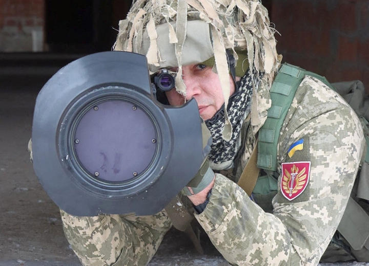 対戦車砲を構えるウクライナ兵