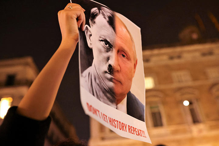 プーチンとヒトラーを重ねるデモ隊 プーチンとヒトラーを重ねるデモ隊