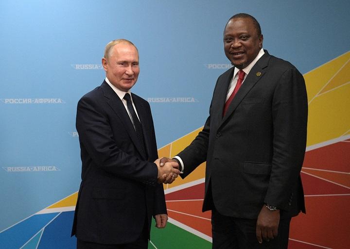 ロシア・アフリカ首脳会議でのプーチン大統領とケニアのウフル・ケニヤッタ大統領 ロシア・アフリカ首脳会議でのプーチン大統領とケニアのウフル・ケニヤッタ大統領