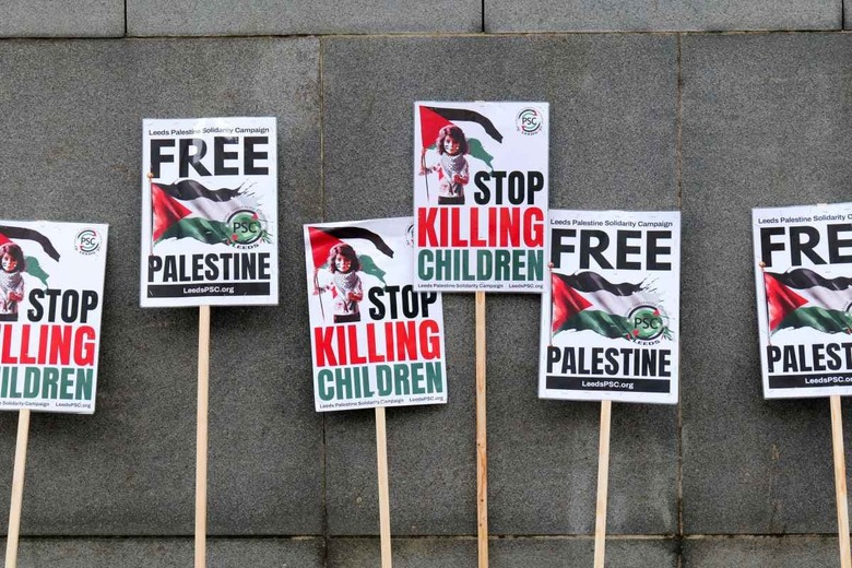 パレスチナ支援デモのプラカード（2024年2月、英リーズ）　bennphoto