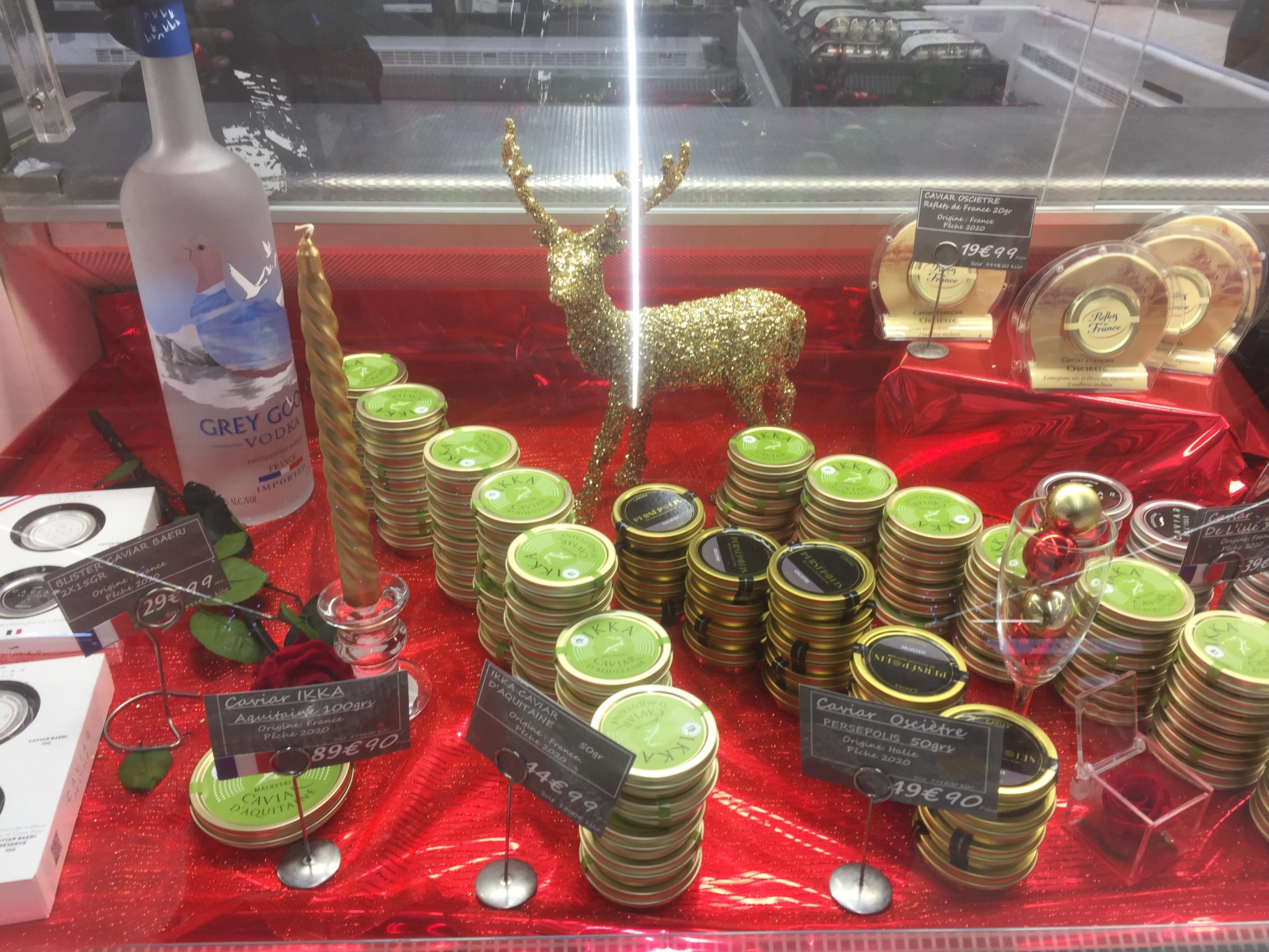 仰々しくガラスケースに入れられているキャビア.JPG