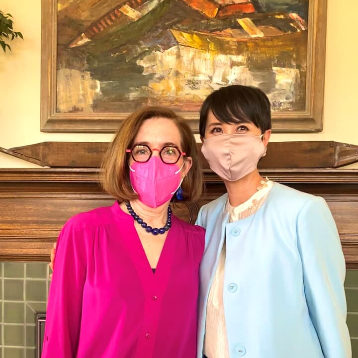 Gov mansion with Yayoi 2022.jpg