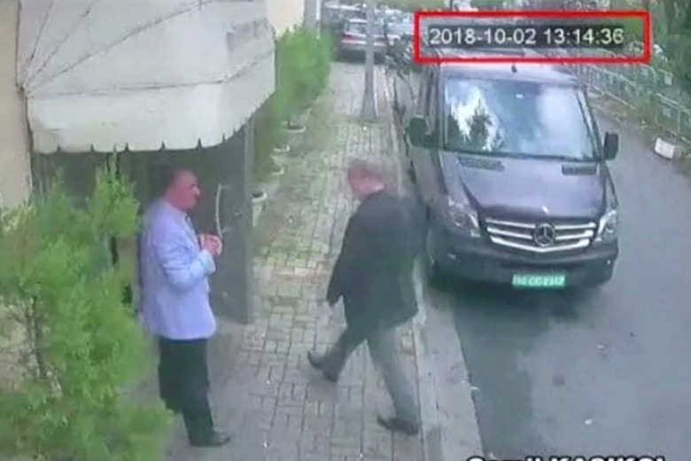 イスタンブールのサウジアラビア領事館に入っていくジャマール・ハーショグジー（ジャマル・カショギ）の映像　Reuters TV/via REUTERS