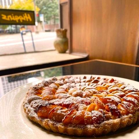 Higgins plum tart with Higgins rest logo.jpegのサムネイル画像