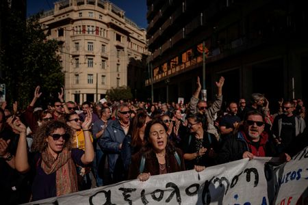 　１１月２０日、ギリシャ全土でインフレに抗議するゼネストが２０日発生し、船舶や鉄道、バスの運行が止まり、公共交通機能はまひしている。写真はゼネストの様子。ギリシャのアテネで撮影（２０２４　ロイター／Alkis Konstantinidis）