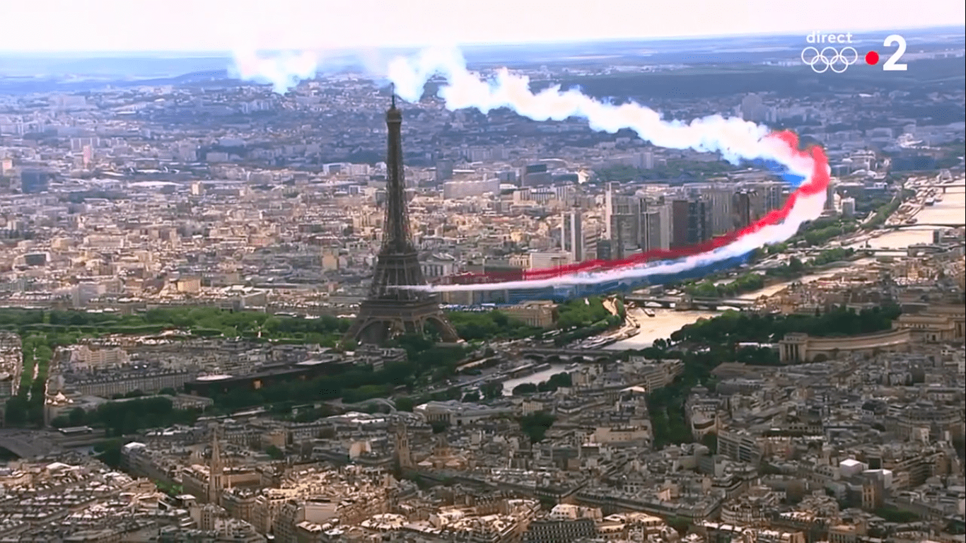 閉会式フランスエッフェル塔飛行機雲.png