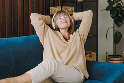 人はなぜ特定の曲を聴くと昔のことを思い出す？