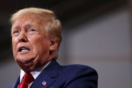 米連邦捜査局（ＦＢＩ）が先月実施したトランプ前大統領の邸宅「マールアラーゴ」の捜索で、ある外国政府の核戦力など軍事防衛力を記した文書が見つかったと、米紙ワシントン・ポスト（ＷＰ）が６日、関係筋の話として報じた。写真は９月３日、ペンシルバニア州ウィルクス・バリで撮影（２０２２年　ロイター/Andrew Kelly）