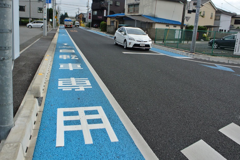 歩道 を 走る 自転車