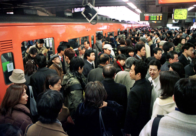 ニッポン名物の満員電車は「自然となくなります」 | 日本再発見 | ニューズウィーク日本版 オフィシャルサイト