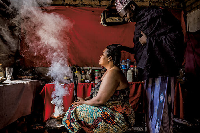 ウズングワ山脈の麓の村ムカンバで患者に信仰「治療」を施すヒーラー。過去には施術に使うために国立公園内の植物や樹皮を採集していたが、今では禁じられている