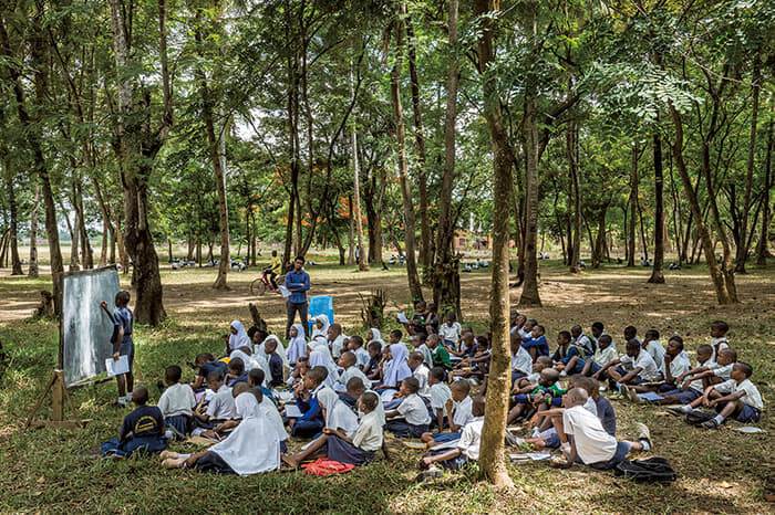 地元の環境保護NGOマジンギラが屋外で小学生に環境教育の授業を行っている。家族が過去に国立公園内の木を伐採していた姿を見ているだけに、子供たちへの教育は重要だ